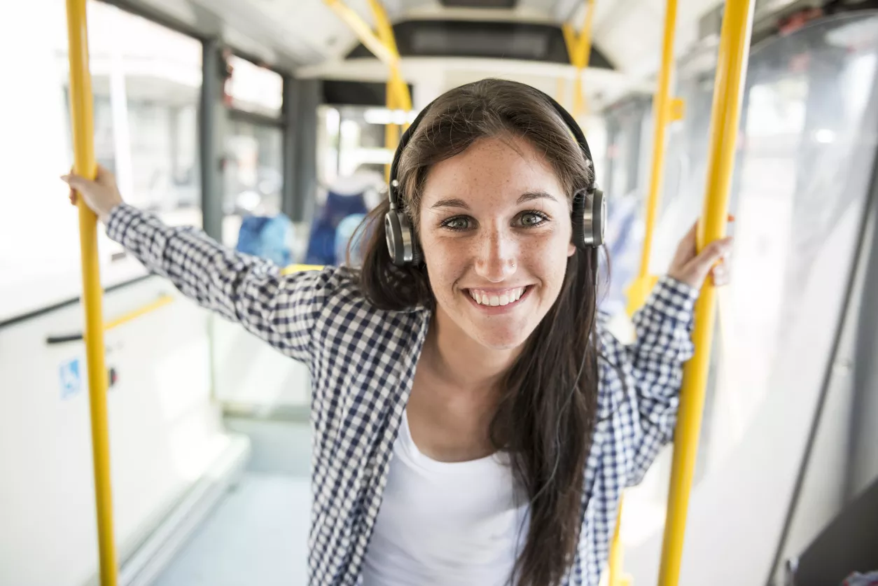Une fille souriante dans bus