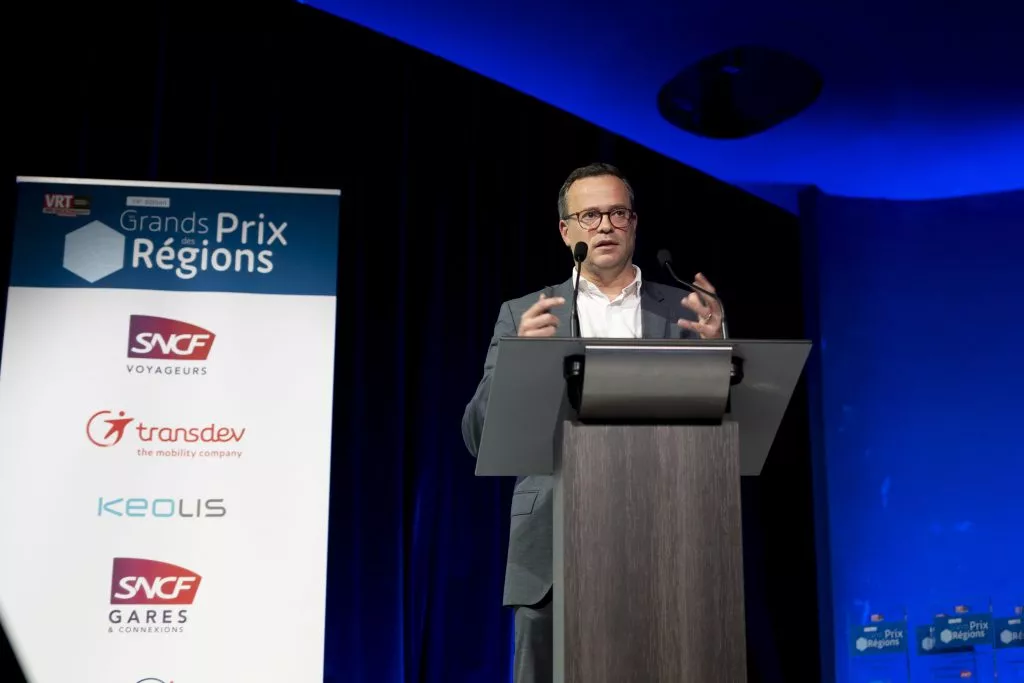 Jérôme Tredan prend la parole lors de la conférence à propos de l'intermodalité lors de la 14ème édition du Grand Prix des Régions
