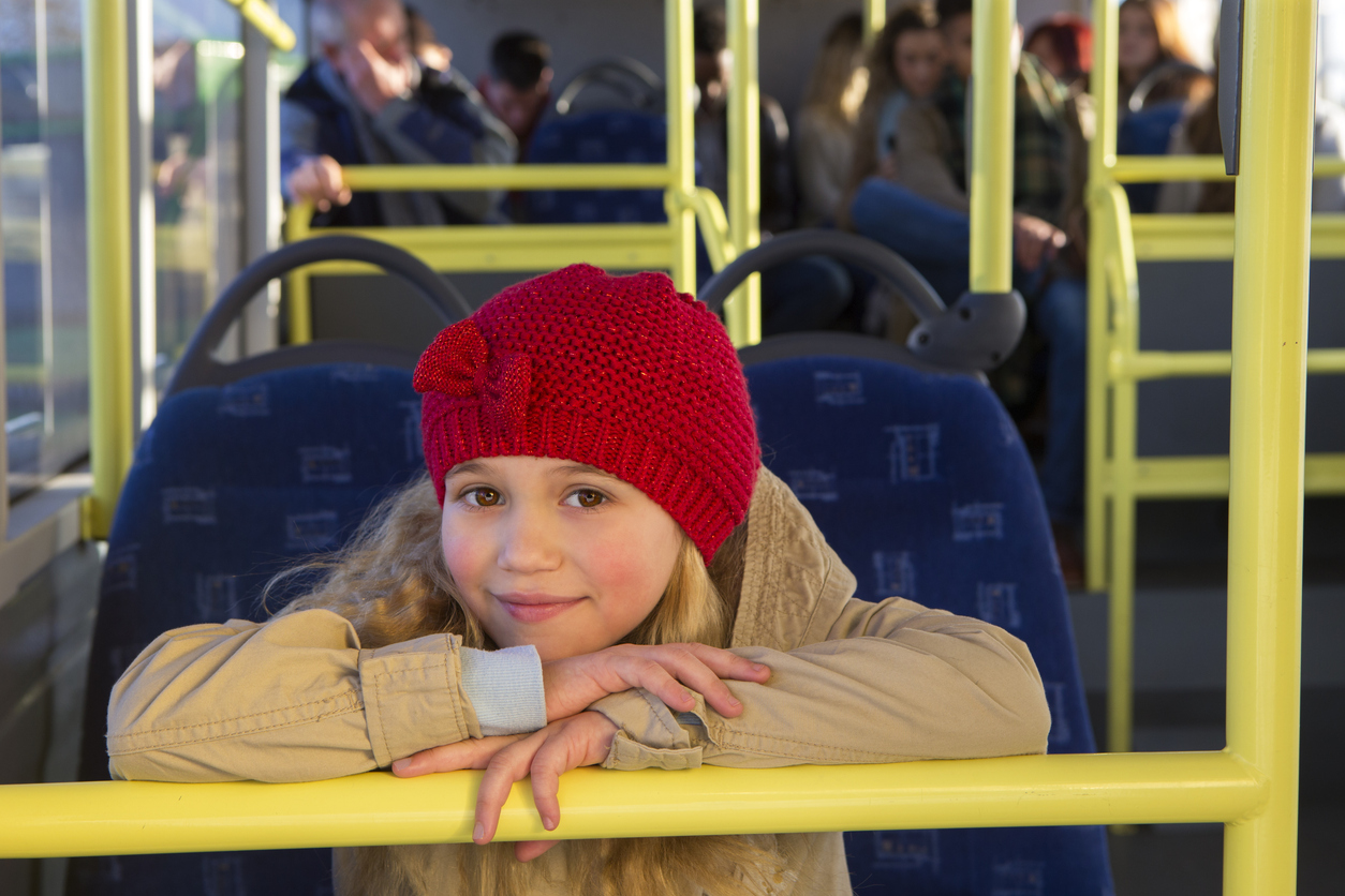 Petite fille dans un bus