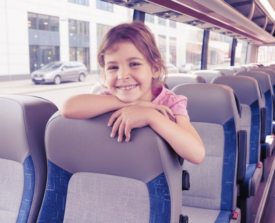 petite fille souriante